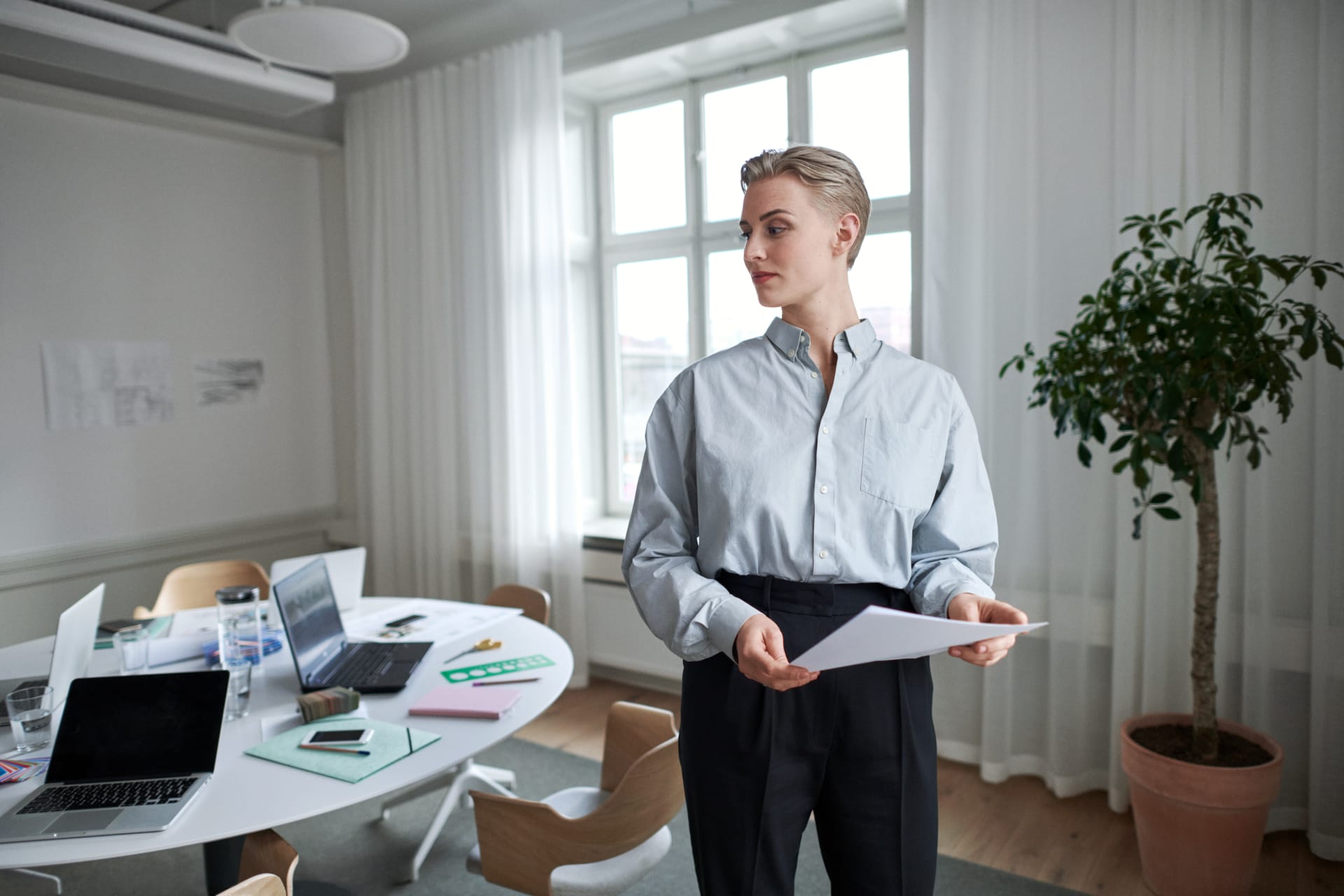 Woman with contract looking to the side - Vattenfall